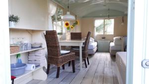 Posezení v ubytování Pipowagen Overnachting Het Houten Huis