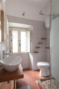 a bathroom with a tub and a toilet and a sink at Appartamento 121 in Prato