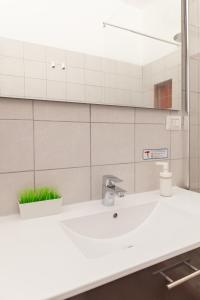 普拉托的住宿－Appartamento 122，浴室设有白色水槽和镜子