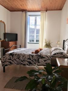 アングラ・ド・エロイーズモにあるVilla Atlantica Apartmentsのベッドルーム(ベッド1台、窓付)