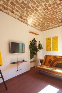 een kamer met een bed en een flatscreen-tv bij Appartamento 123 in Prato