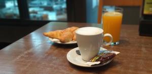 eine Tasse Kaffee und Croissants sowie ein Glas Orangensaft in der Unterkunft Departamento Lemos 678 in Mendoza