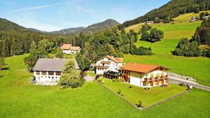 eine Luftansicht eines Hauses auf einem grünen Feld in der Unterkunft Gasthof Wachter in Gaal