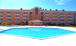 Piscina a Riviera Hotel o a prop
