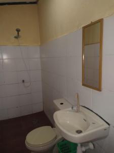 uma casa de banho com um WC e um lavatório em Izzi Homestay em Gili Trawangan