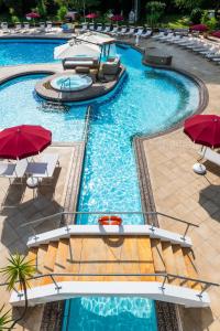 an overhead view of a swimming pool with red umbrellas at Hotel Mioni Royal San in Montegrotto Terme