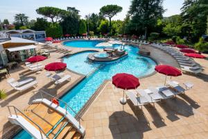Výhled na bazén z ubytování Hotel Mioni Royal San nebo okolí