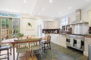 Η κουζίνα ή μικρή κουζίνα στο The Majestic Oxford House - Piano - Garden