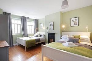 Tempat tidur dalam kamar di The Majestic Oxford House - Piano - Garden