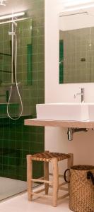 y baño con lavabo y espejo. en B&B - Apartment - Peace in the City en Amberes