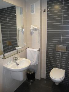 uma casa de banho com um lavatório e um WC em Dormavalencia Hostel em Valência