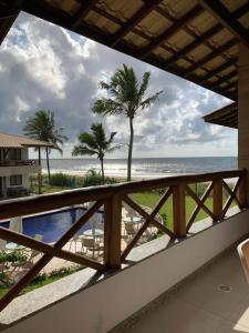 desde el balcón de un complejo con vistas a la playa en Village Beira Mar em Itacimirim, en Itacimirim