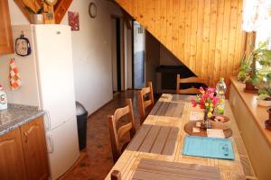 d'une salle à manger avec une table et un réfrigérateur. dans l'établissement Chalupa Boskovice, à Boskovice