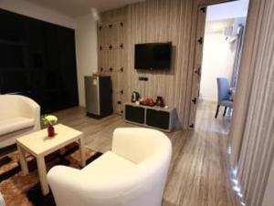 TV a/nebo společenská místnost v ubytování Bright Hotel