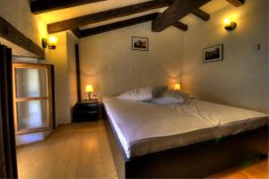 En eller flere senge i et værelse på Traditional Stone House Kotli