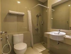 Kamar mandi di Sparks Odeon Sukabumi, ARTOTEL Curated