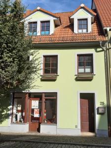 ein weißes Gebäude mit rotem Dach in der Unterkunft Ferienhaus Altstadt in Naumburg