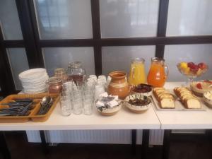 艾媗尼沙的住宿－Mai Danube，桌子上放着食物和饮料,还有眼镜