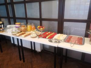 una mesa con muchos tipos diferentes de comida en ella en Mai Danube en Eşelniţa