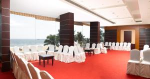 Ein Sitzbereich in der Unterkunft The Quilon Beach Hotel and Convention Center