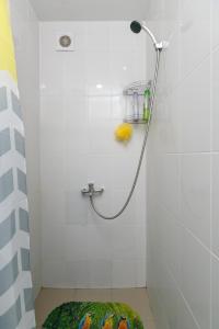 a shower in a bathroom with a green rug at Welcome Apartment, уютные апартаменты-студия, 20м до метро in Novosibirsk