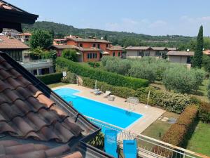 een uitzicht op een zwembad vanuit een huis bij Villa Elma in Lonato