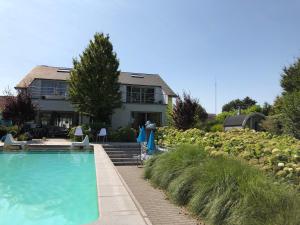 Bazén v ubytování Guesthouse De Witte Merel Deluxe nebo v jeho okolí