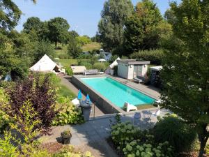 Bazén v ubytování Guesthouse De Witte Merel Deluxe nebo v jeho okolí