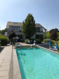 Bazén v ubytování Guesthouse De Witte Merel Deluxe nebo v jeho okolí