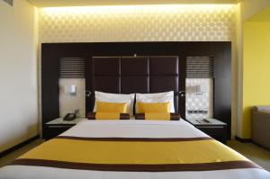 Postel nebo postele na pokoji v ubytování Hues Boutique Hotel