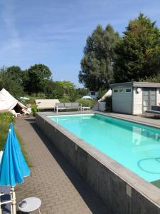 Bazén v ubytování Guesthouse De Witte Merel Deluxe nebo v jeho okolí