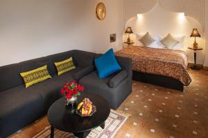 ein Wohnzimmer mit einem Sofa und einem Bett in der Unterkunft Riad Star by Marrakech Riad in Marrakesch
