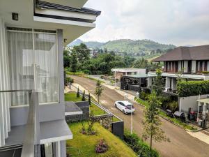 Blick auf eine Straße vom Balkon eines Hauses in der Unterkunft Villa Golf Syariah in Bandung