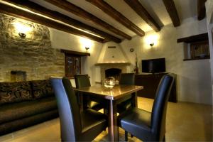 Μια τηλεόραση ή/και κέντρο ψυχαγωγίας στο Traditional Stone House Kotli