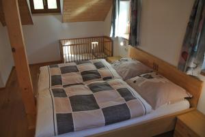 Een bed of bedden in een kamer bij Bio-Bergbauernhof Möslhof