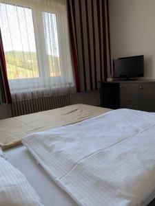 Tempat tidur dalam kamar di Gasthof Seelhofer