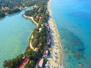 una vista aérea de una isla en el océano en Domaine Naturiste de Riva Bella, en Linguizzetta