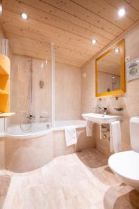 Koupelna v ubytování Hotel Suisse