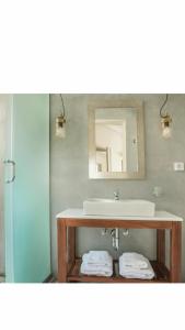 y baño con lavabo y espejo. en Fanari House, en Argostoli