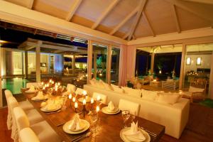Un restaurant u otro lugar para comer en Mia Beach, beach villa and events
