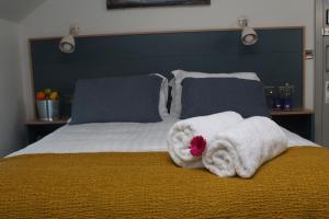 Ένα ή περισσότερα κρεβάτια σε δωμάτιο στο Baginbun Lodge