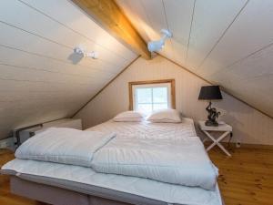 ein Schlafzimmer mit einem Bett im Dachgeschoss in der Unterkunft Holiday Home Lilla nennebo by Interhome in Förby