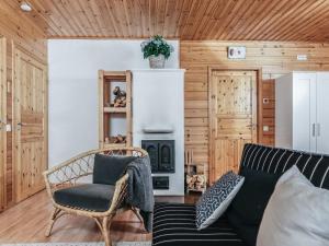 sala de estar con sofá y chimenea en Holiday Home B by Interhome en Porvoo