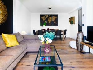 sala de estar con sofá y mesa con flores en Holiday Home Casa Creativo by Interhome en La Herradura