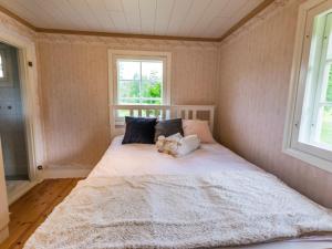 Un dormitorio con una cama con un osito de peluche. en Holiday Home Lilla nennebo by Interhome en Förby