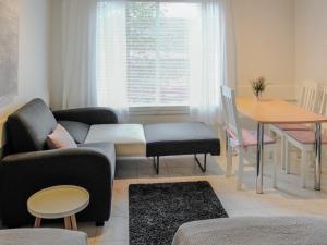 - un salon avec un canapé et une table dans l'établissement Holiday Home Kanerva 202 by Interhome, à Äkäslompolo