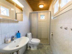ein Bad mit einem WC, einem Waschbecken und einer Dusche in der Unterkunft Holiday Home Lilla nennebo by Interhome in Förby