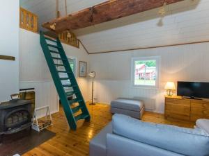 sala de estar con sofá azul y escalera en Holiday Home Lilla nennebo by Interhome en Förby