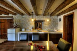Virtuve vai virtuves zona naktsmītnē Traditional Stone House Kotli