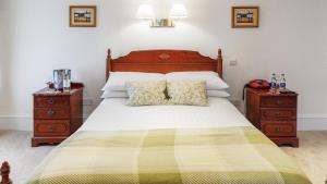 מיטה או מיטות בחדר ב-Tully's Hotel